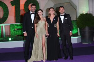 Read more about the article CUM S-AU ÎMBRĂCAT SIMONA HALEP ŞI IUBITUL LA DINEUL OFICIAL DE LA WIMBLEDON