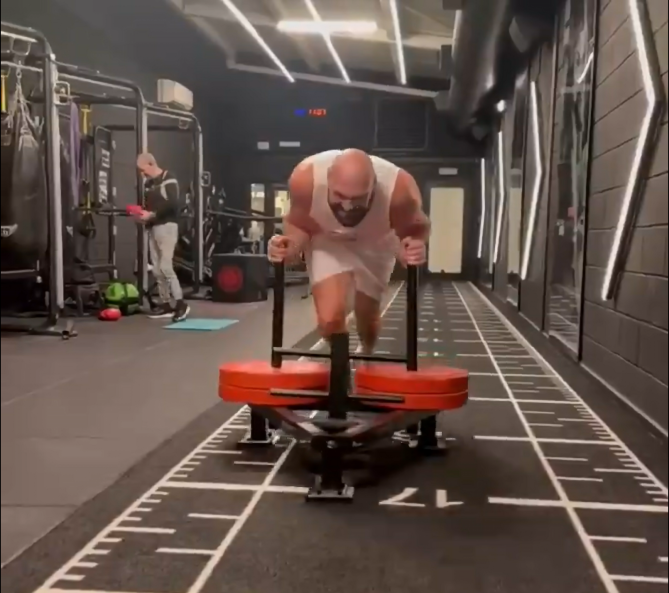 Read more about the article ‘He looks awful’ – Tyson Fury releases new training footage ahead of Oleksandr Usyk fight as fans express concerns