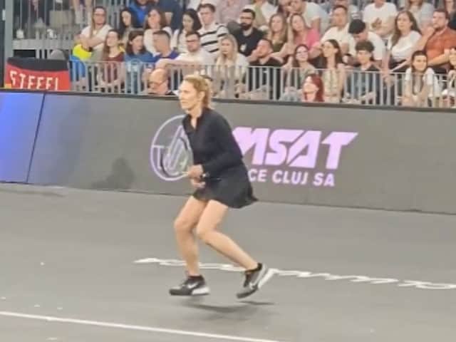 You are currently viewing Will You Marry Me?’: Fan Recreates Hilarious Marriage Proposal With Steffi Graf In Front Of Husband Andre Agassi | WATCH