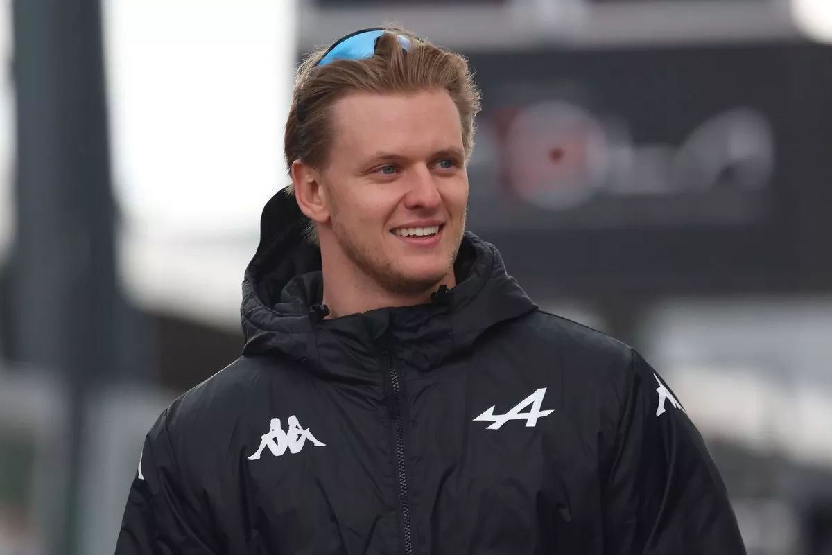 You are currently viewing Alpine praises Schumacher as it weighs up F1 driver options for 2025