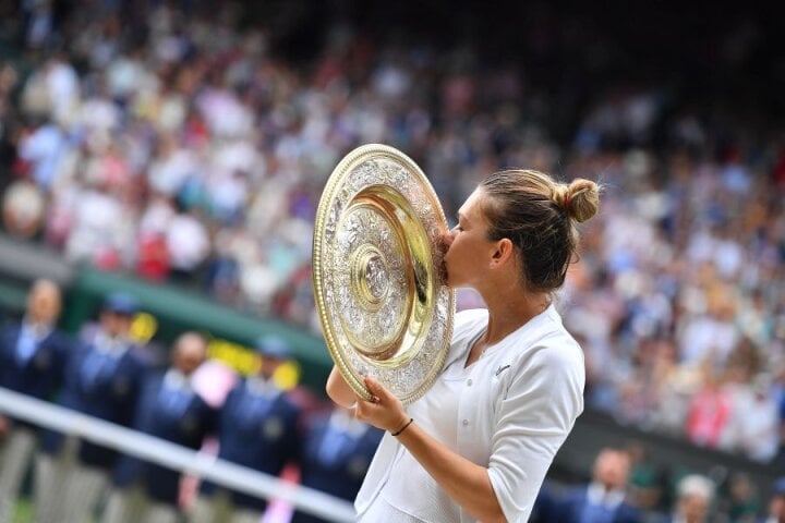 Read more about the article SIMONA HALEP E CAMPIOANĂ LA WIMBLEDON // FOTO Halep a rescris ISTORIA tenisului din ROMÂNIA! Victorie REGALĂ pe iarba de la Londra