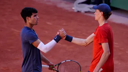 You are currently viewing Lovitură cruntă pentru Darren Cahill, chiar în ziua în care Simona Halep a dat de înțeles că l-ar vrea din nou antrenorul ei! Jannik Sinner, elevul australianului și liderul ATP, a fost eliminat de Carlos Alcaraz: spaniolul va juca finala la Roland Garros cu Alexander Zverev!