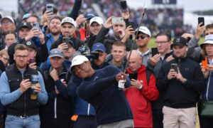 Read more about the article Tiger Woods still draws crowds as legend rages against dying of the light