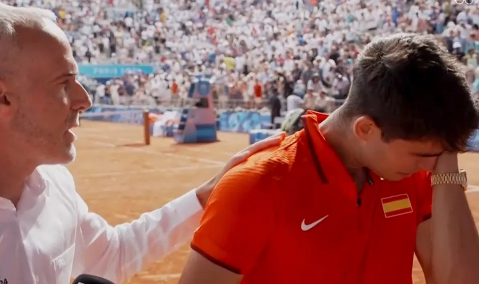 Read more about the article Carlos Alcaraz forced to stop interview as he breaks down in tears after heartbreaking Olympics final defeat to Novak Djokovic