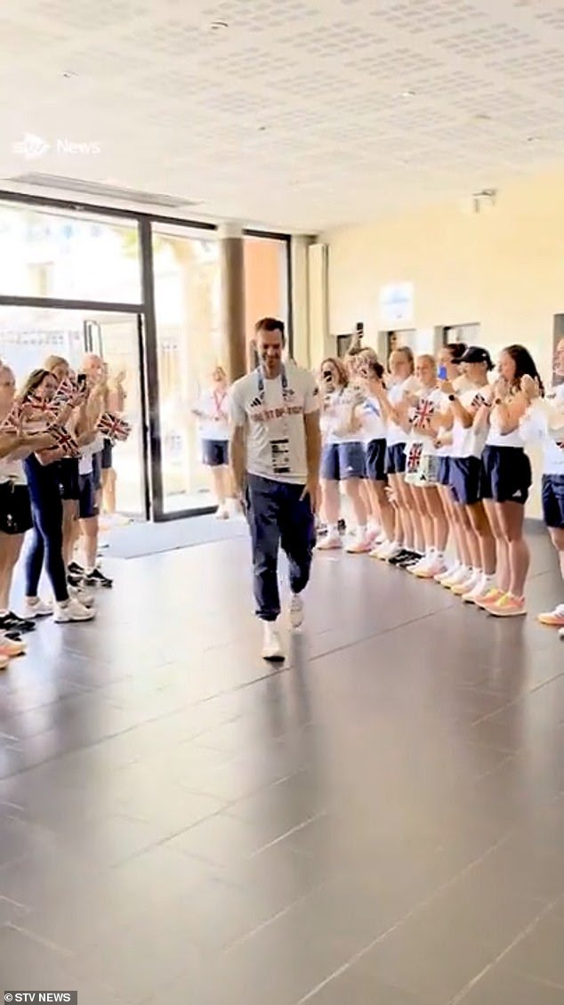 You are currently viewing Heart-warming moment Team GB form guard of honour for Andy Murray