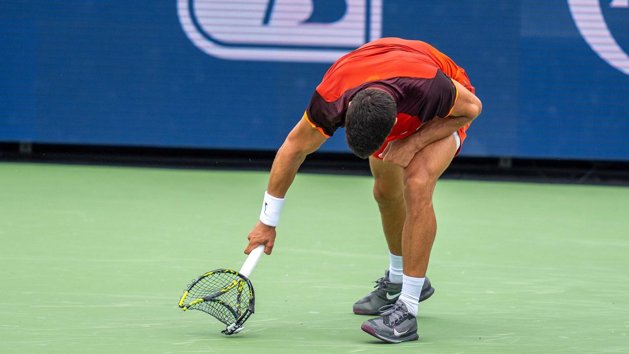 Read more about the article Carlos Alcaraz apologizes for smashing and breaking racket in ‘worst match’ of his career