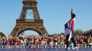 Read more about the article Impressive photographs of Novak Djokovic with his gold at the Eiffel Tower